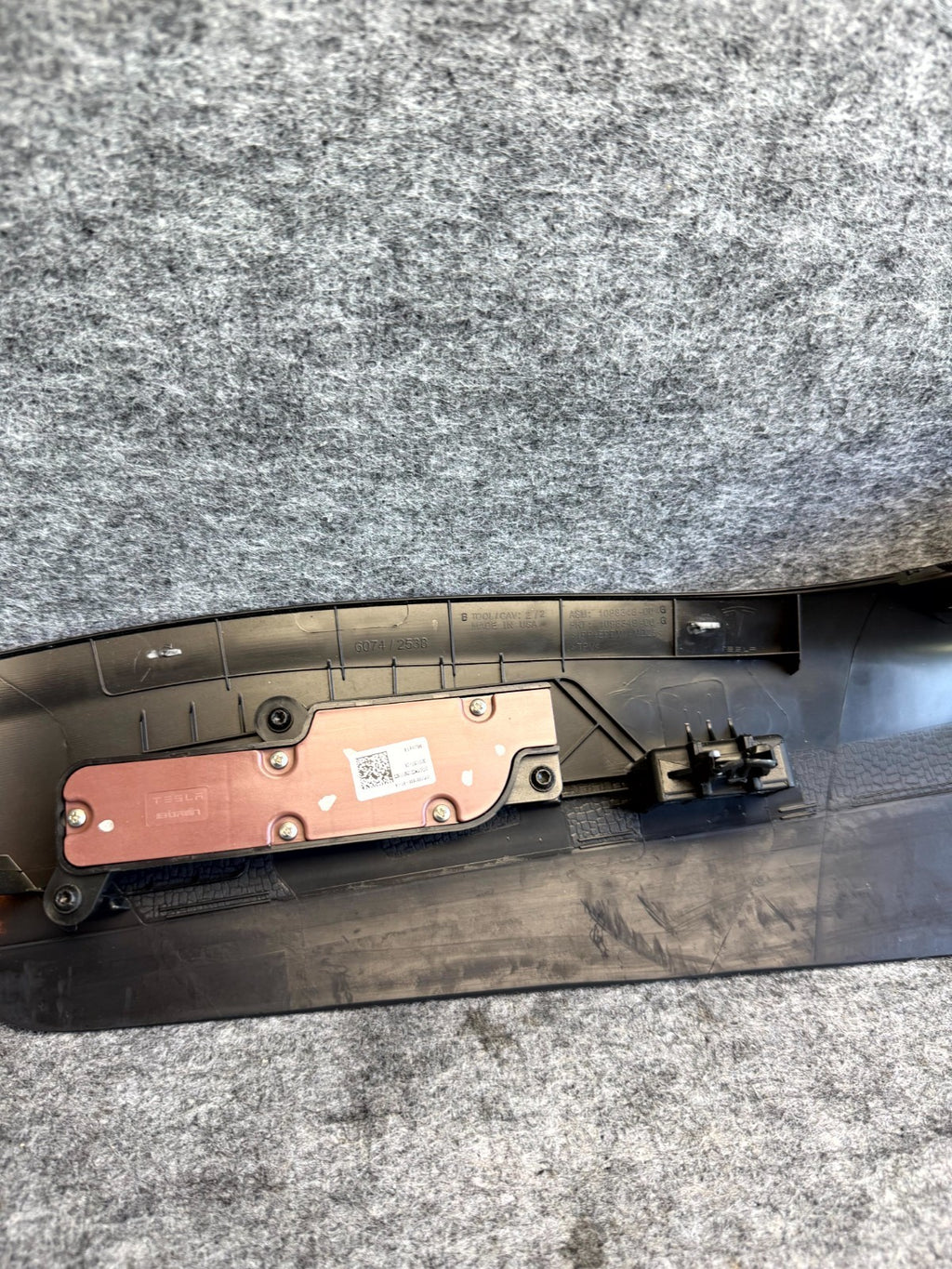 ♦️17–23 TESLA MODEL 3 FRONT RIGHT SEAT SWITCH OUTER TRIM COVER OEM, 1098349-00-G