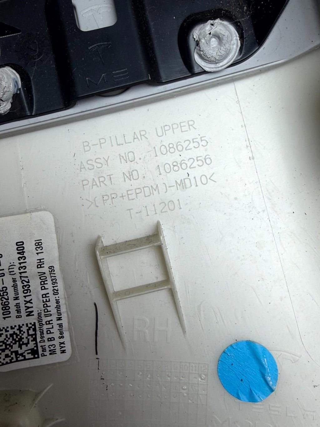 ♦️2017 - 2023 TESLA MODEL 3 RIGHT SIDE UPPER B-PILLAR TRIM OEM, 1086255-01-J