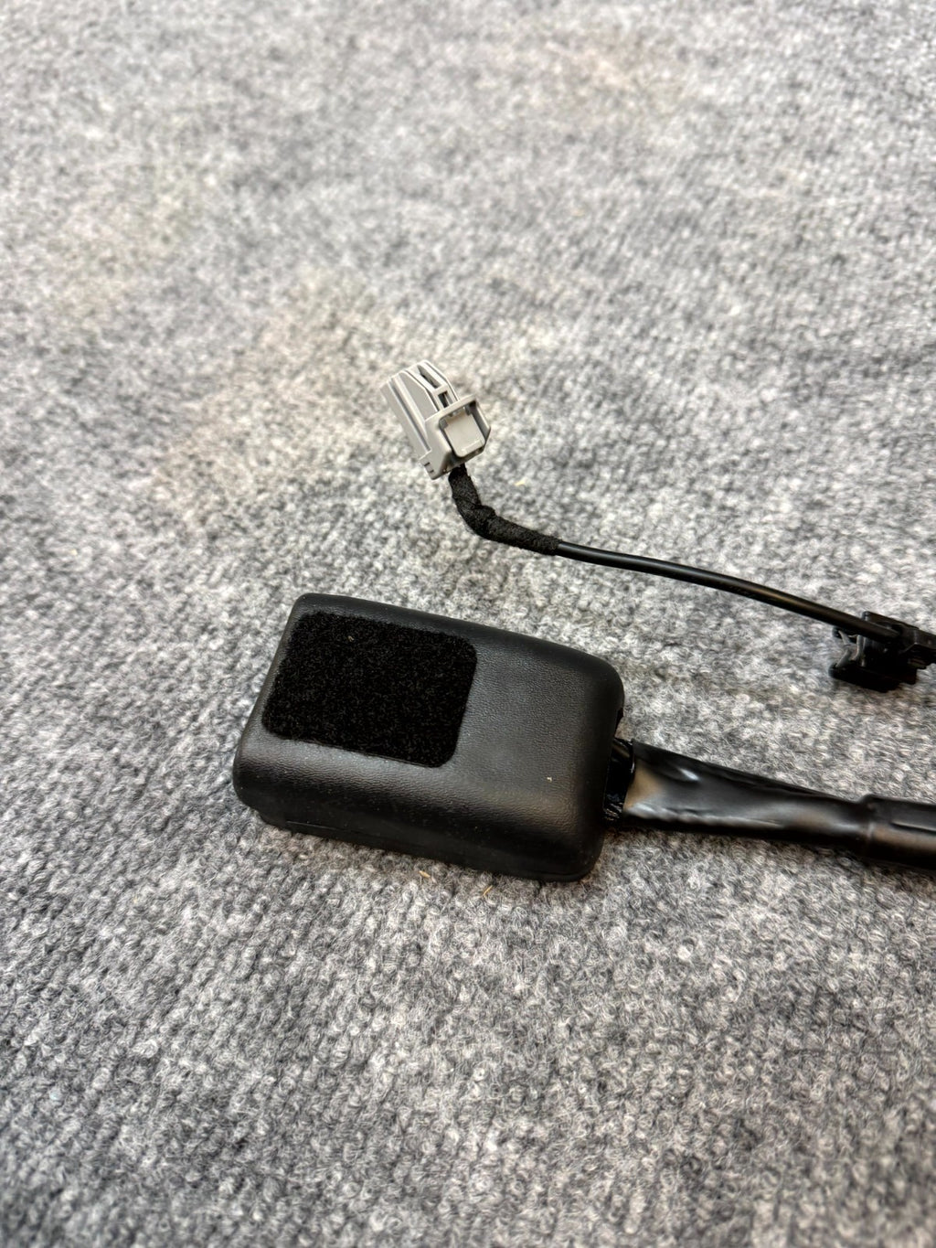 2020 - 2024 TESLA MODEL Y FRONT RIGHT / LEFT SEAT BELT BUCKLE OEM, 1090323-01-D