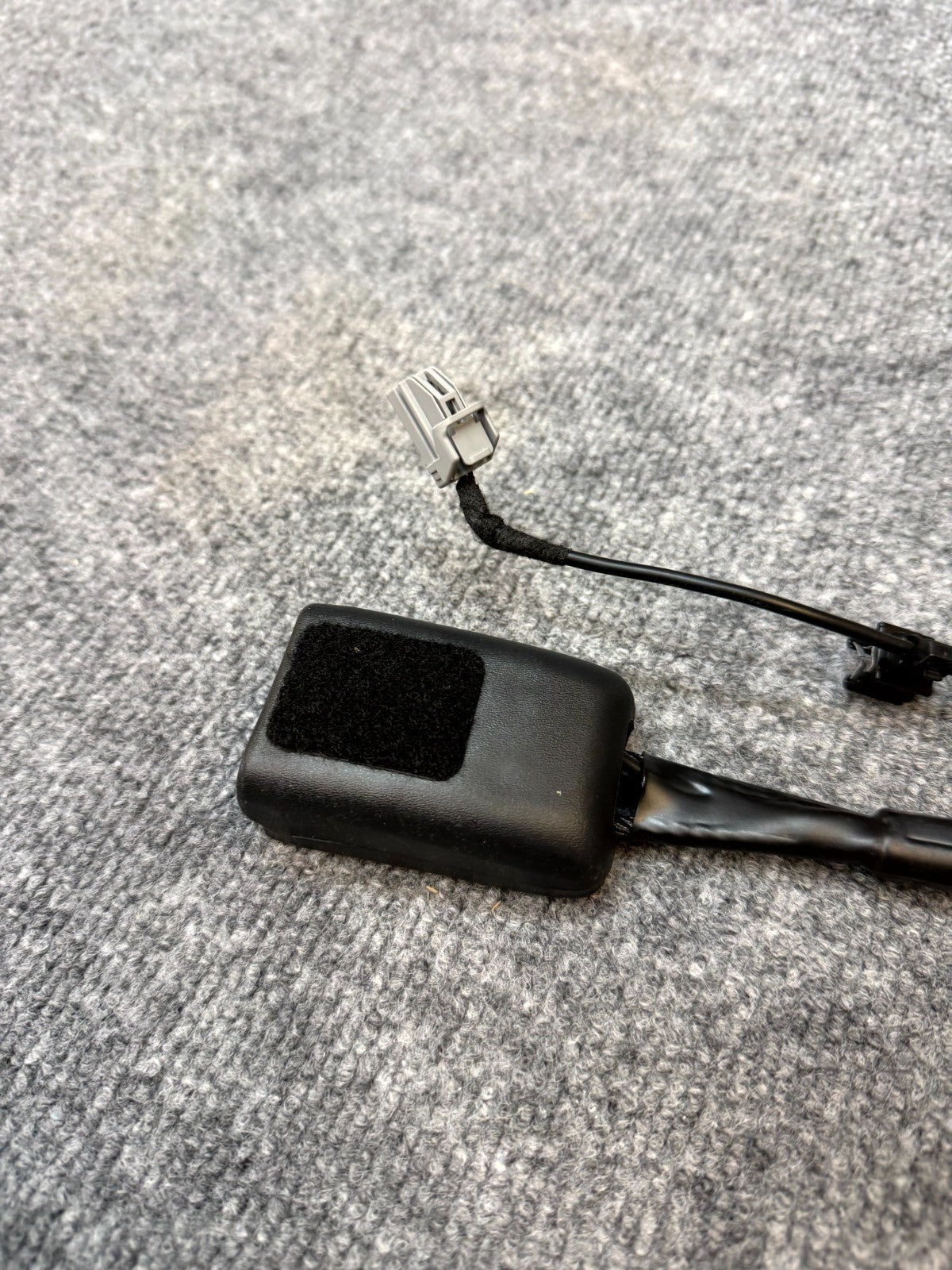 2020 - 2024 TESLA MODEL Y FRONT RIGHT / LEFT SEAT BELT BUCKLE OEM, 1090323-01-D