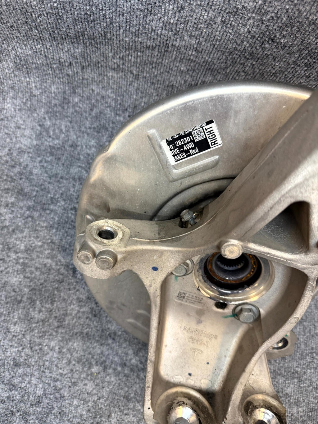 2020-2024 TESLA MODEL Y FRONT RIGHT SPINDLE KNUCKLE HUB & SHIELD OEM, 118831600E