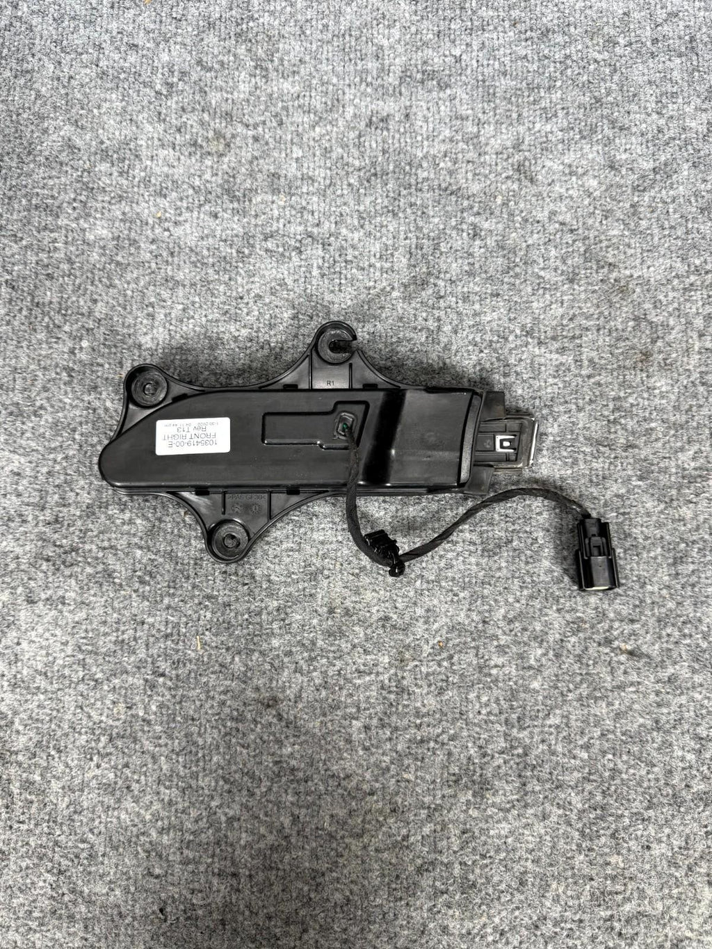 16-20 Tesla Model X Front Right Side Exterior Door Handle OEM, 1035419-00-E