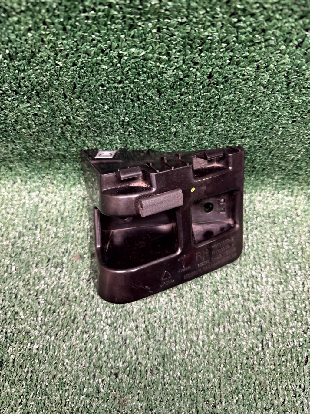 ♦️2020-2023 TESLA MODEL Y RIGHT SIDE TAIL LIGHT BUMPER BRACKET OEM, 1494039-00-B