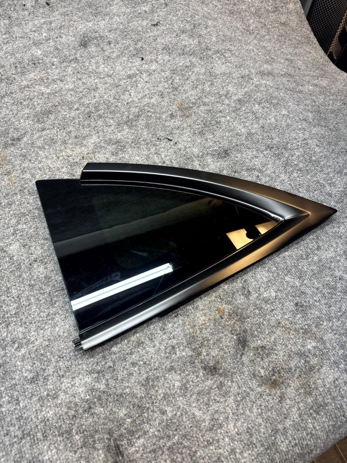 2020 - 2024 TESLA MODEL Y RIGHT REAR SIDE QUARTER WINDOW GLASS OEM, 1495741-00-J