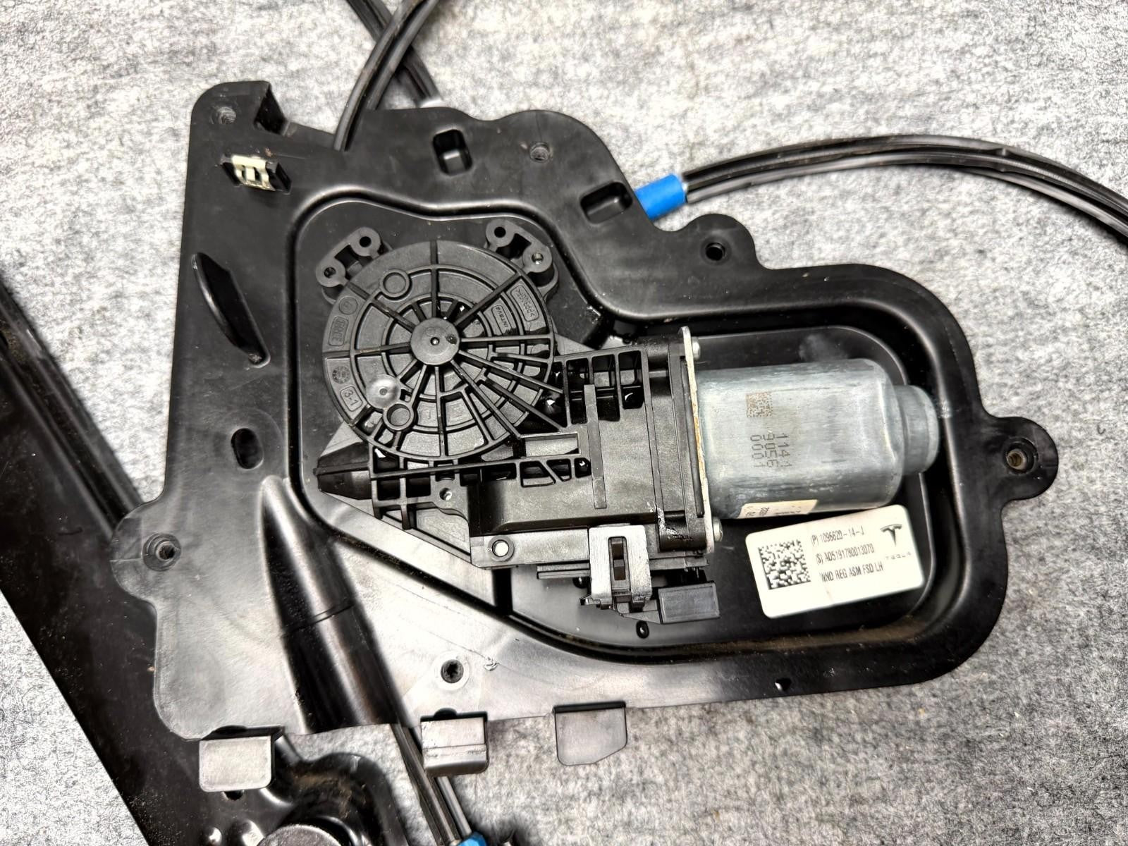 ♦️2017-2023 TESLA MODEL 3 FRONT LEFT WINDOW REGULATOR W/ MOTOR OEM, 1096620-14-J