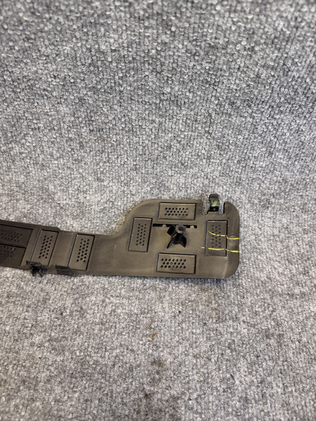 2020 - 2024 TESLA MODEL Y FRONT RIGHT BUMPER FOG LIGHT BRACKET OEM, 1493748-00-A