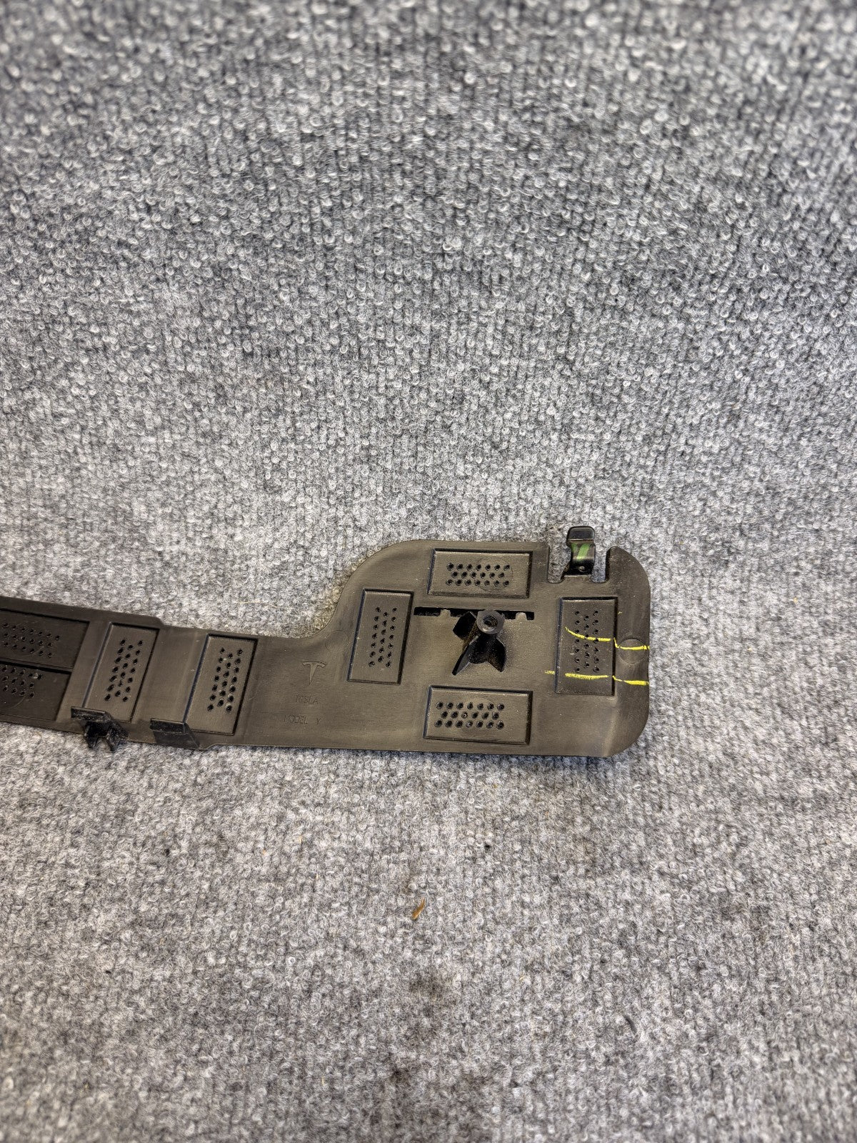 2020 - 2024 TESLA MODEL Y FRONT RIGHT BUMPER FOG LIGHT BRACKET OEM, 1493748-00-A