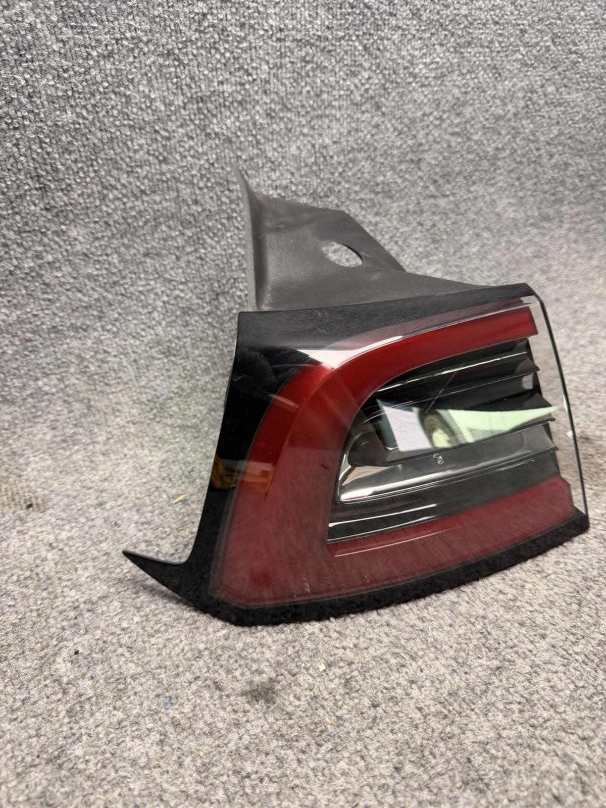 2020 - 2024 TESLA MODEL Y REAR LEFT DRIVER OUTER TAIL LIGHT OEM 1502086-00-D