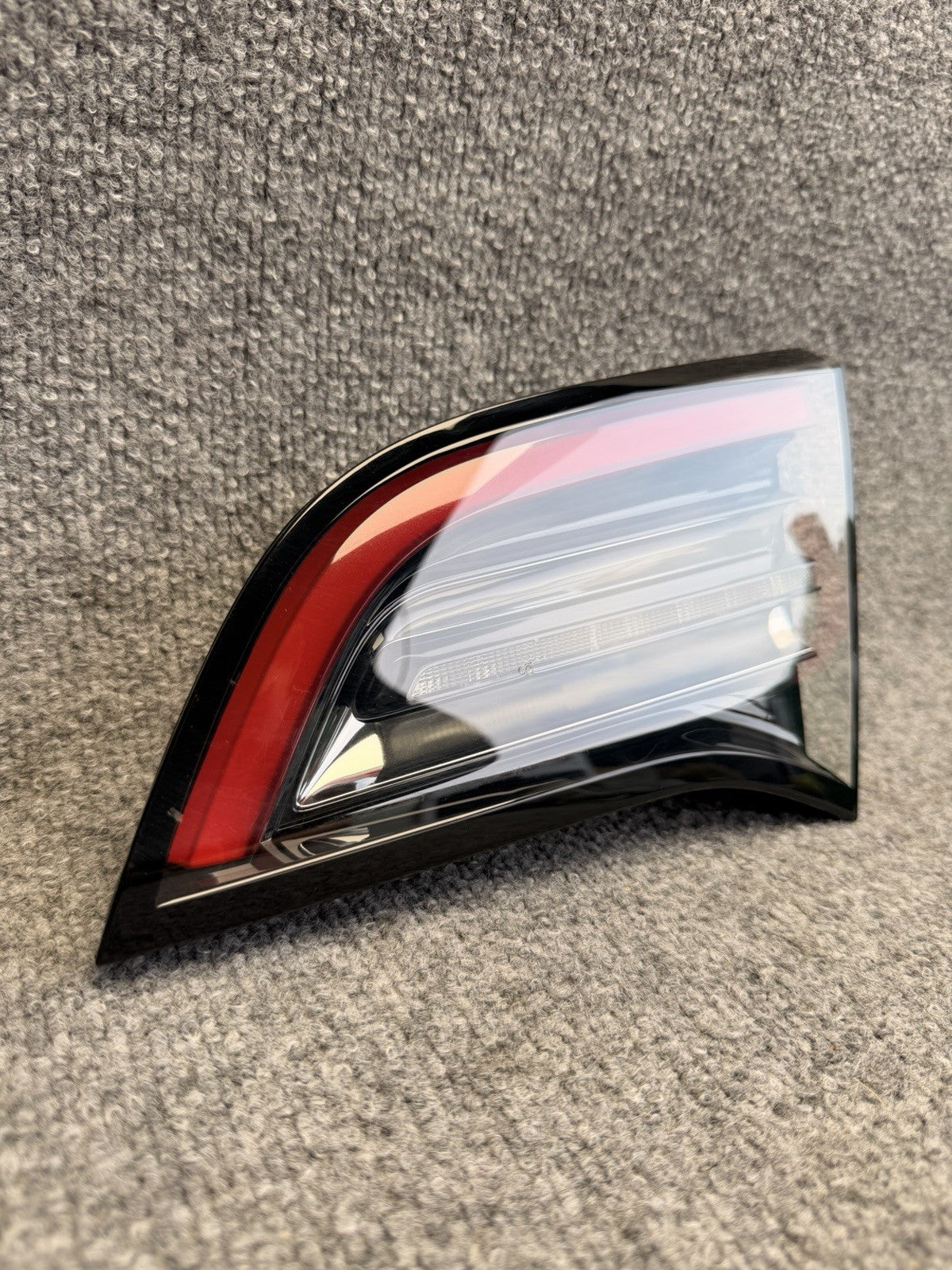 17 - 23 TESLA MODEL 3 Y REAR RIGHT  TAILLIGHT LAMP OEM, 1502089-00-B 4 Pin