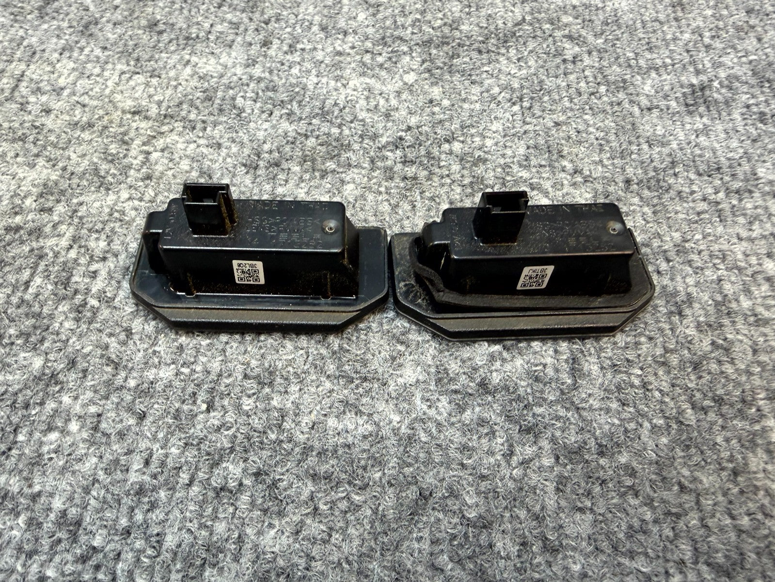 17 - 24 TESLA MODEL 3 Y REAR LEFT OR RIGHT LICENSE PLATE LIGHT OEM, 1713282-00-A