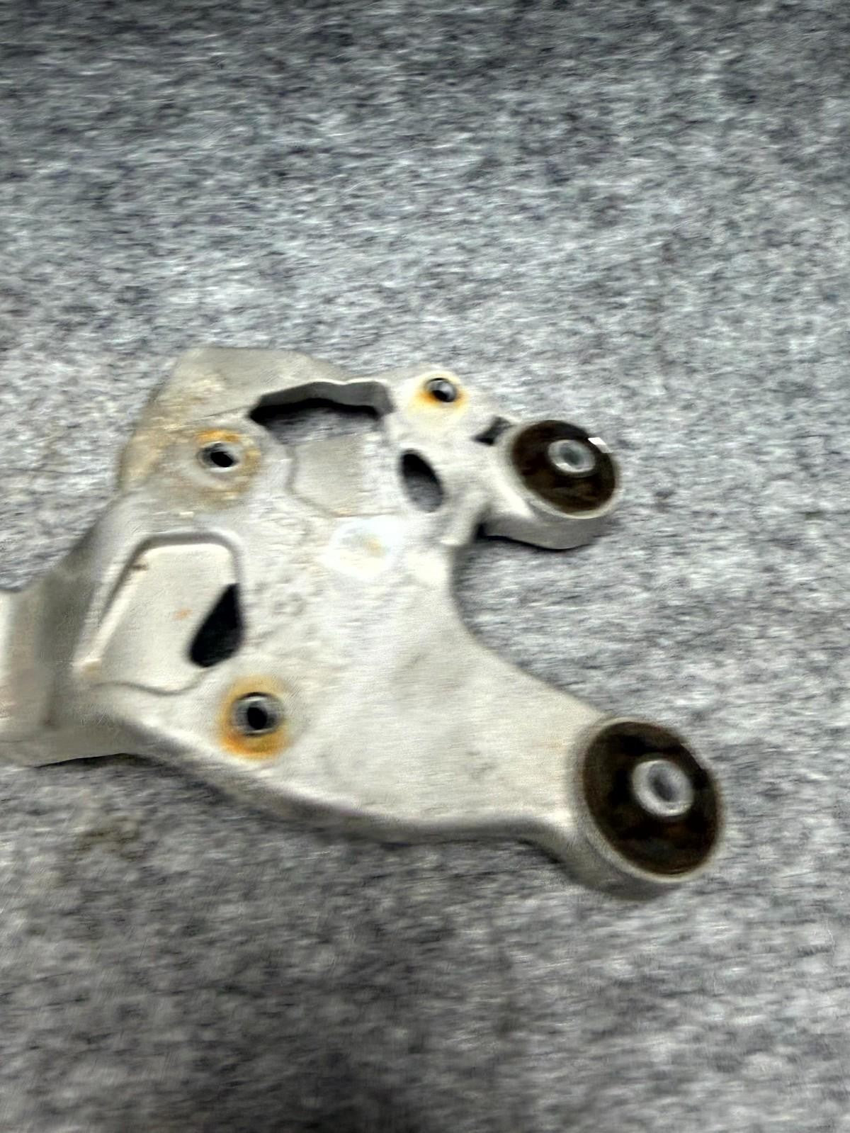 ♦️17-23 TESLA MODEL 3 A/C AIR COMPRESSOR MOUNT BRACKET SUPPORT OEM, 1122968-00-B