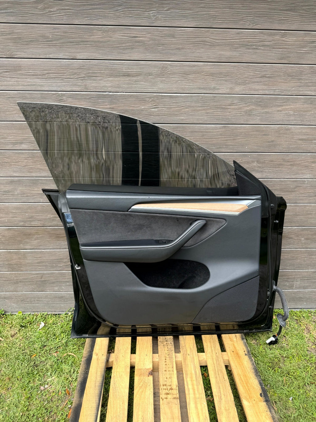 2020 - 2024 TESLA MODEL Y FRONT LEFT SIDE DOOR SHELL ASSEMBLY OEM, 1505460-E0-A