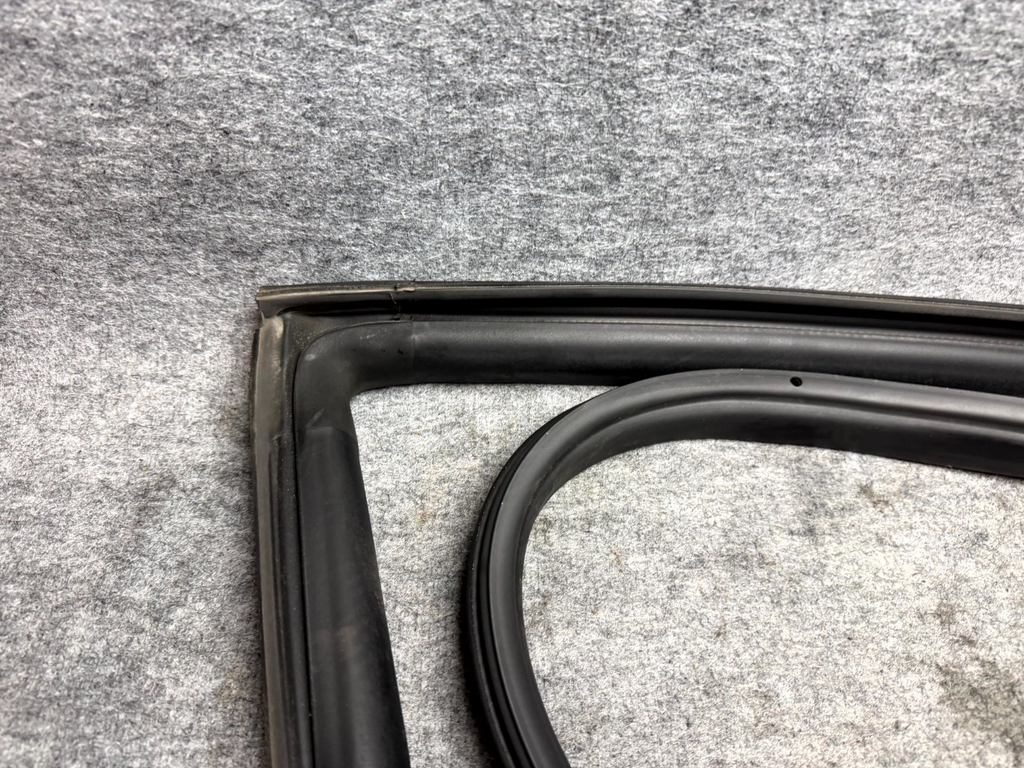 ♦️2017 - 2023 TESLA MODEL 3 FRONT LEFT BODY SEAL WEATHERSTRIP OEM, 1090510-00-O