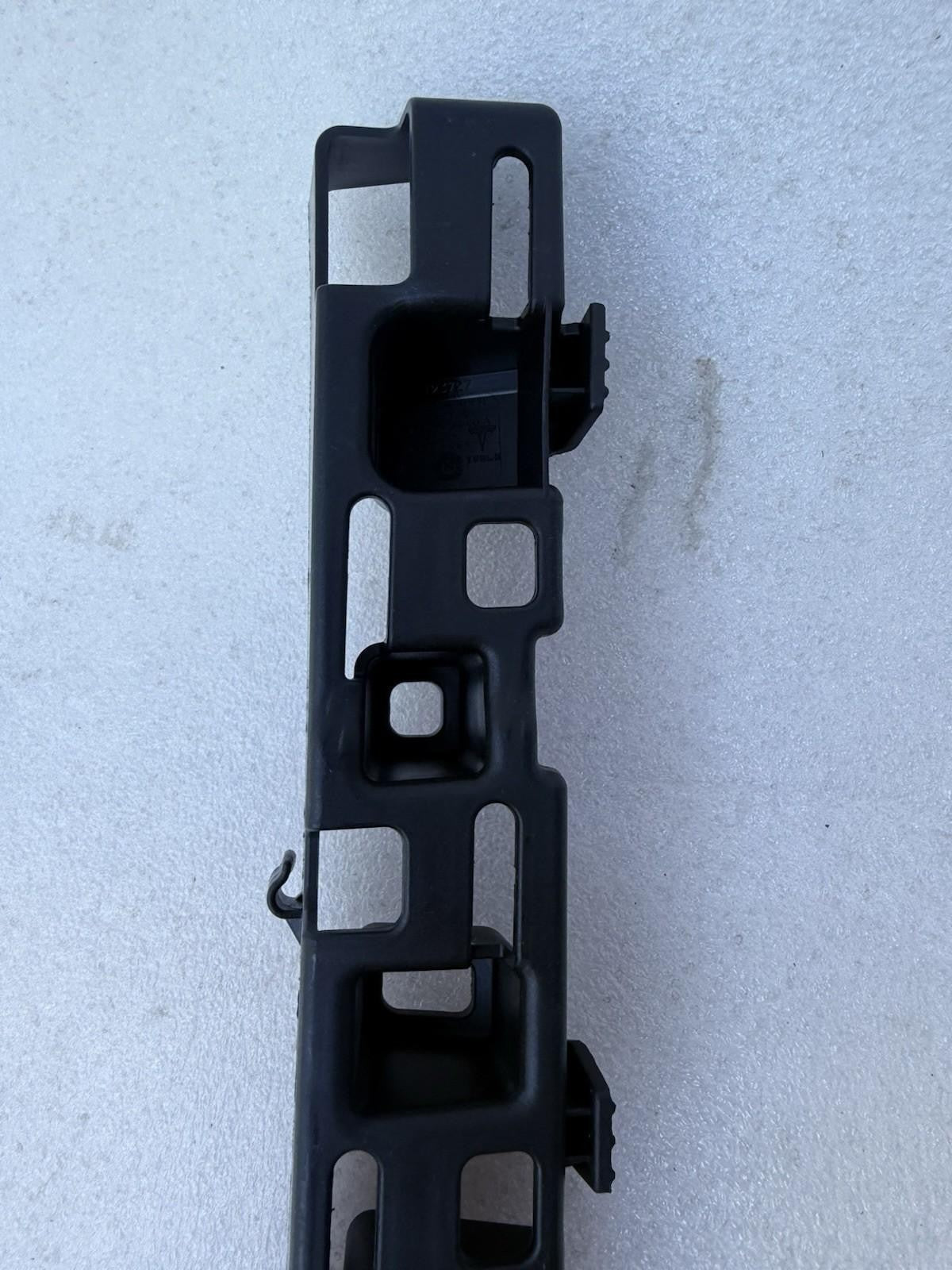 ♦️16-20 TESLA MODEL X REAR RIGHT SIDE UPPER B PILLAR BRACKET OEM, 1059183-00-A
