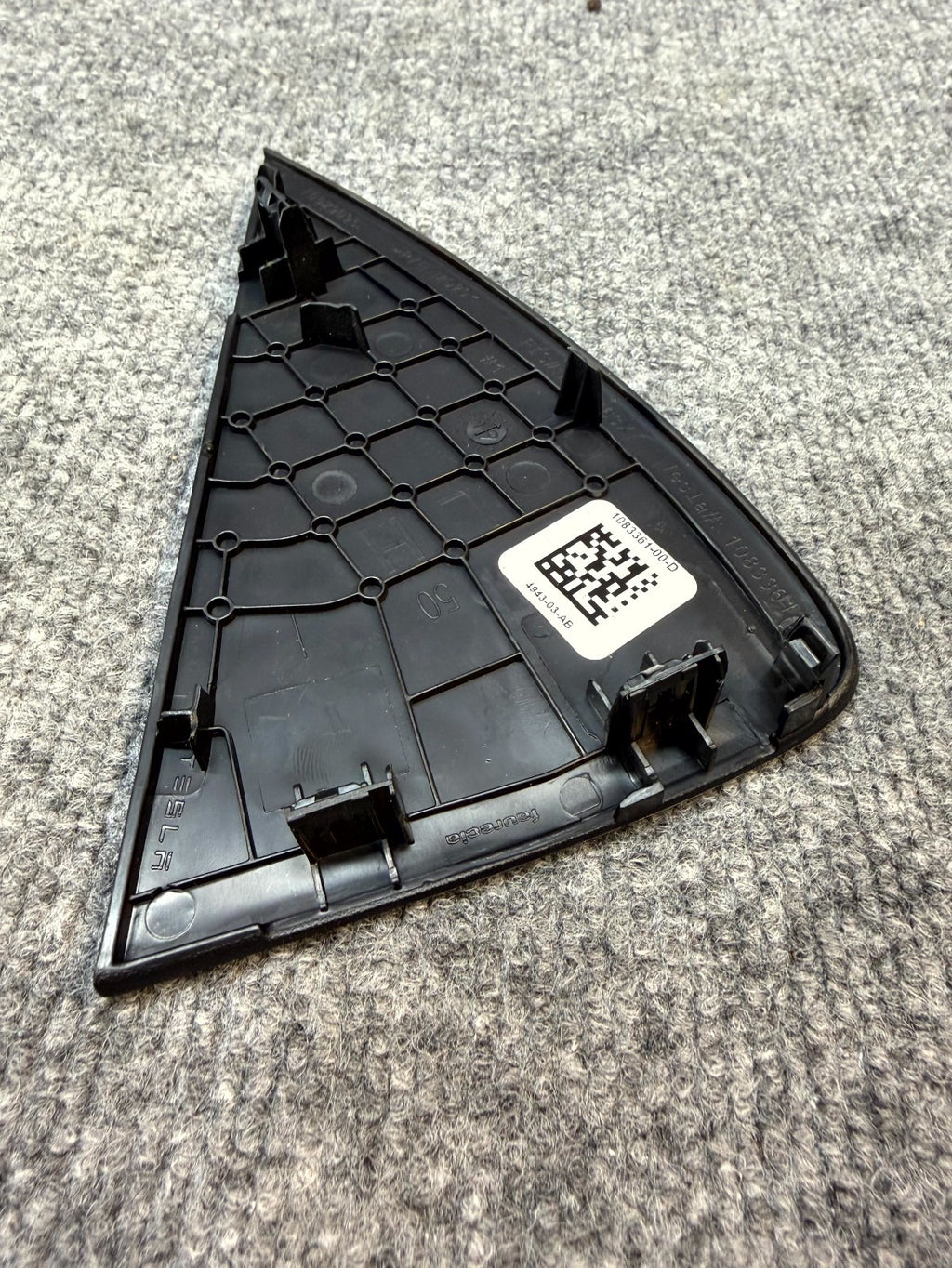 2020 - 2024 TESLA MODEL Y DASH LEFT SIDE END CAP TRIM COVER OEM, 1083361-00-D