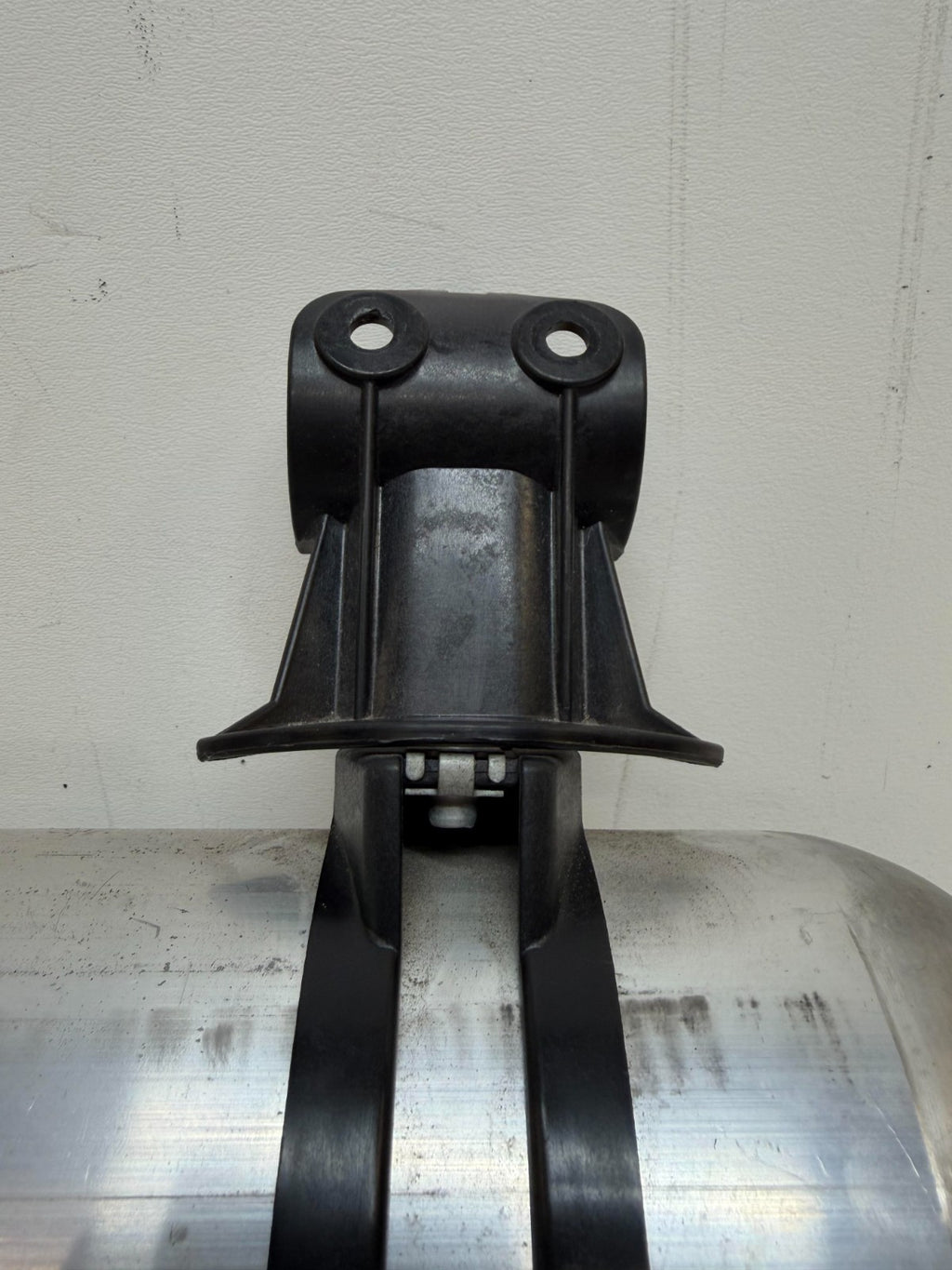 2016-20 TESLA MODEL X AIR RIDE SUSPENSION RESERVOIR TANK VALVE OEM 6006408-00-B