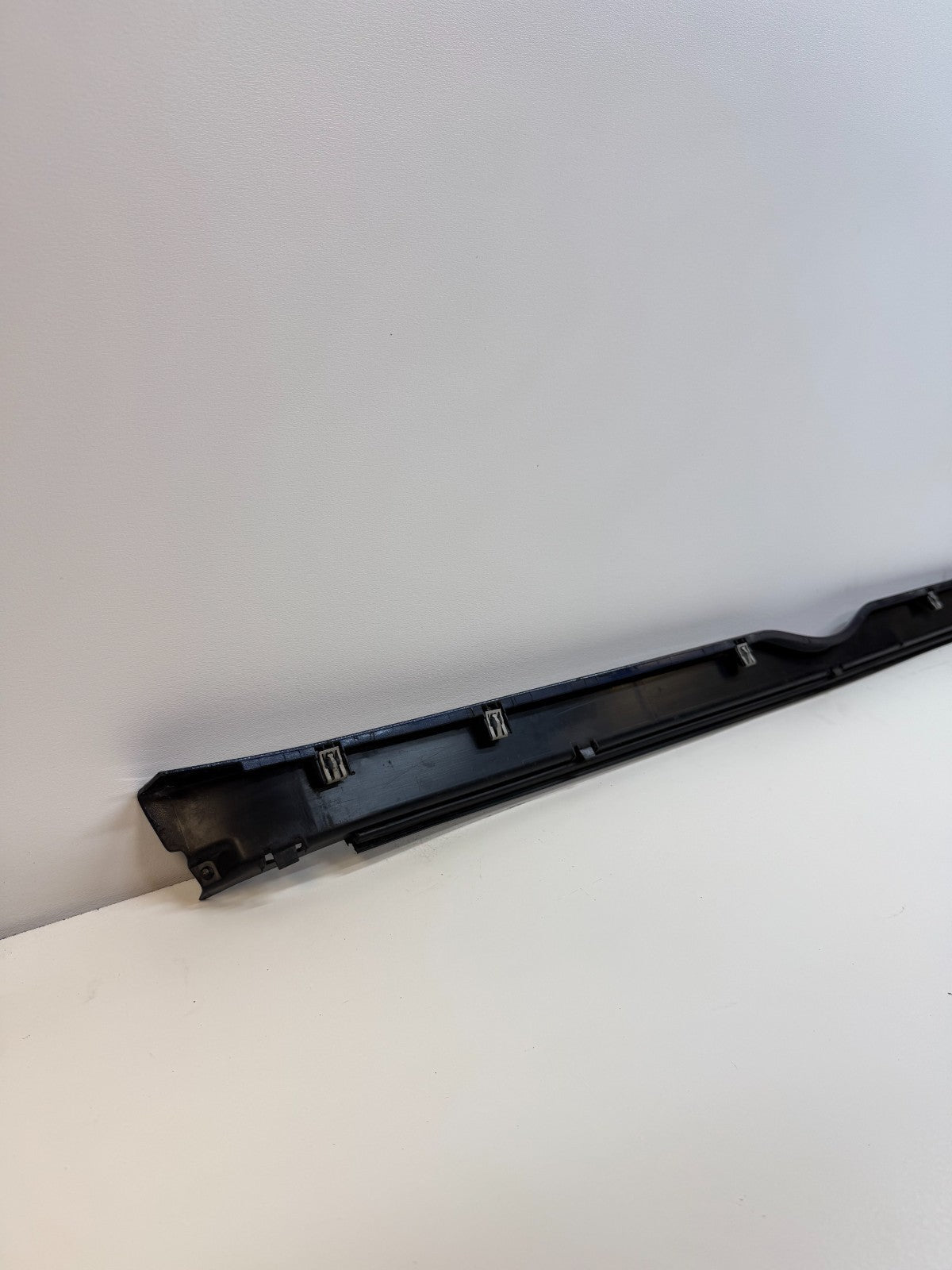 12-20 Tesla Model S Right Pasenger Rocker Panel Scuff Plate Molding 1012217-00-G