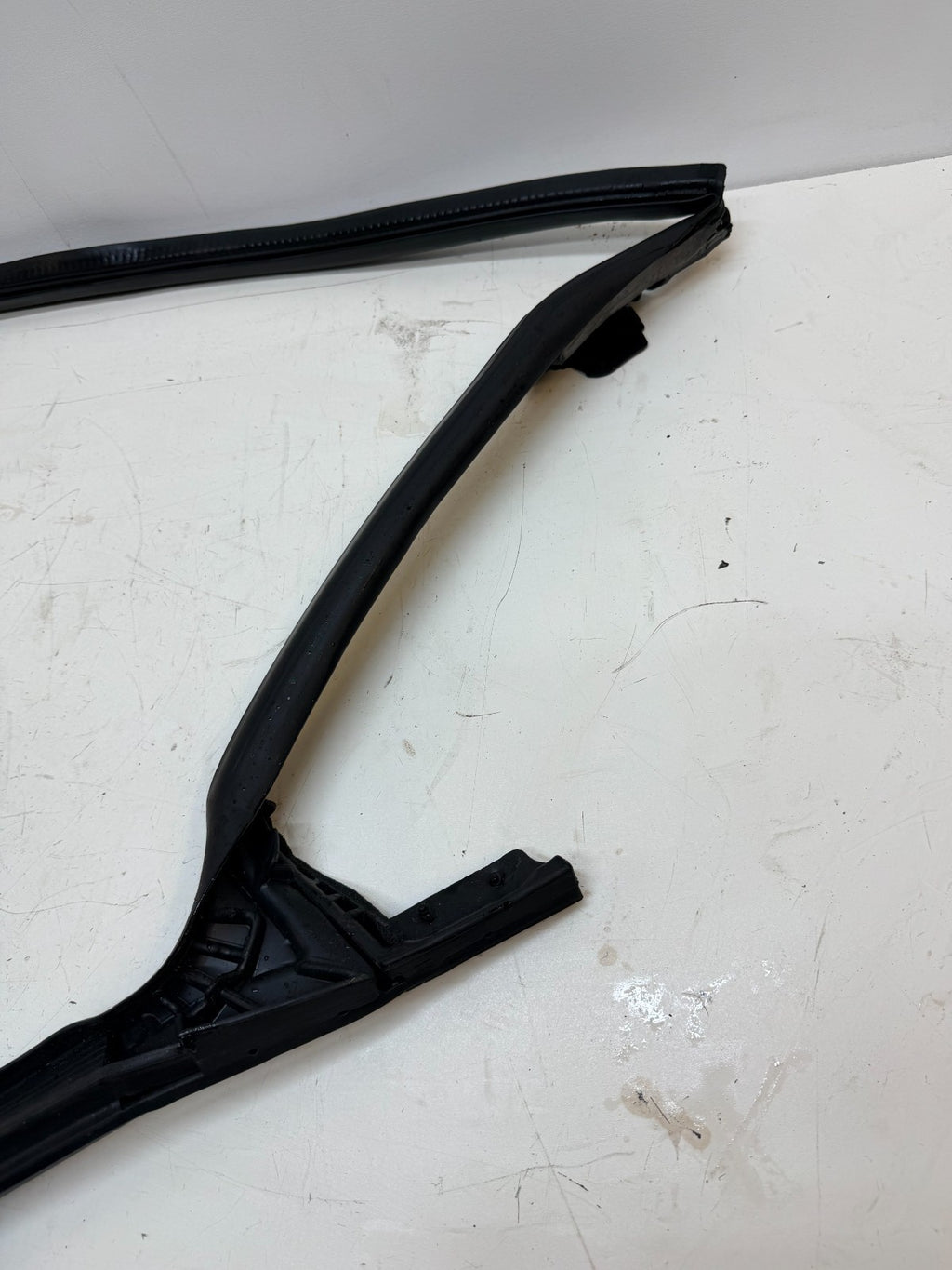 2012-2020 TESLA MODEL S FRONT LEFT DRIVER SIDE DOOR WEATHERSTRIP SEAL