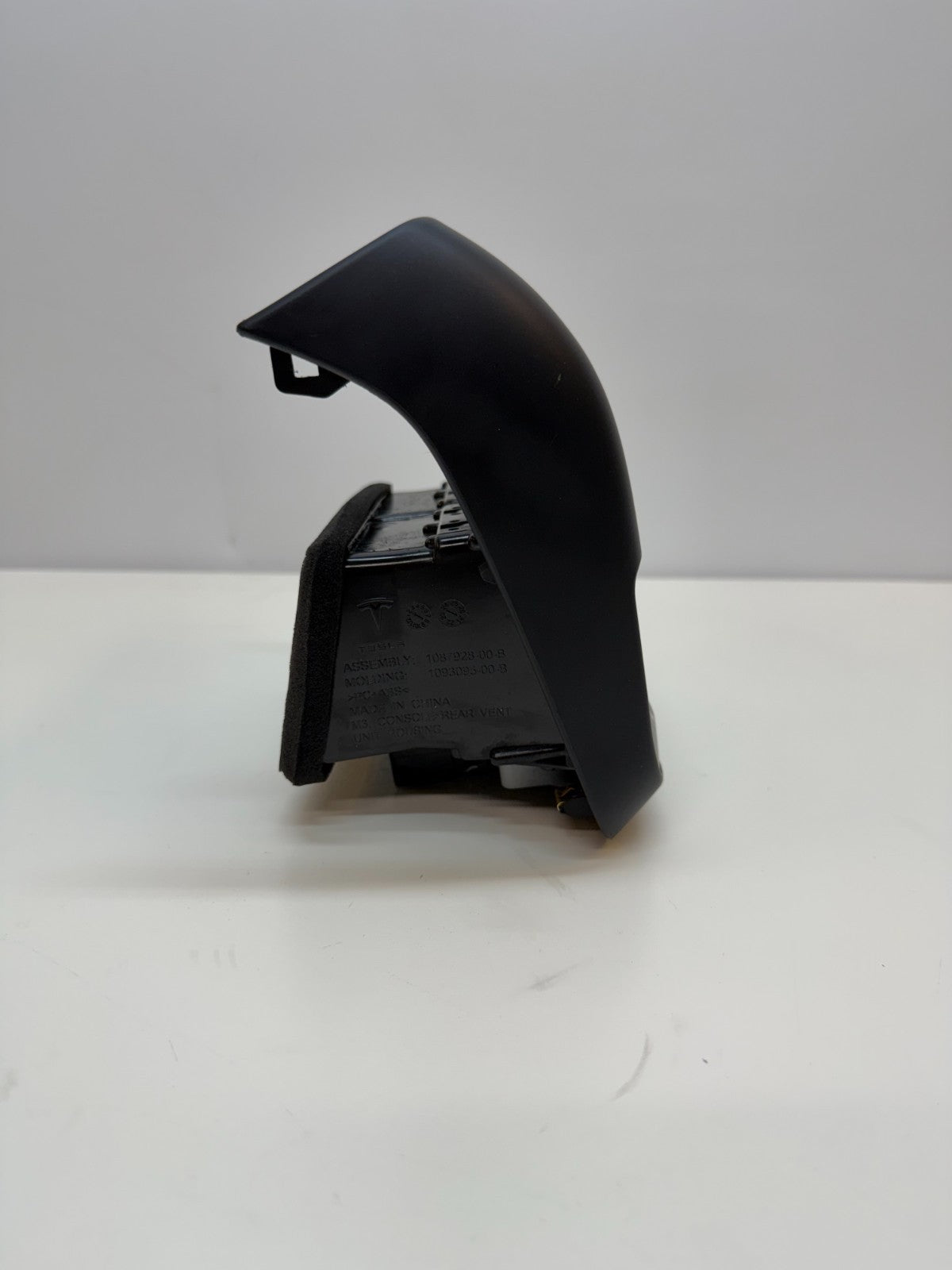 2017–2024 Tesla Model 3/Y Rear Console Air Vent Cover w/ USB Module 1111072-00-E