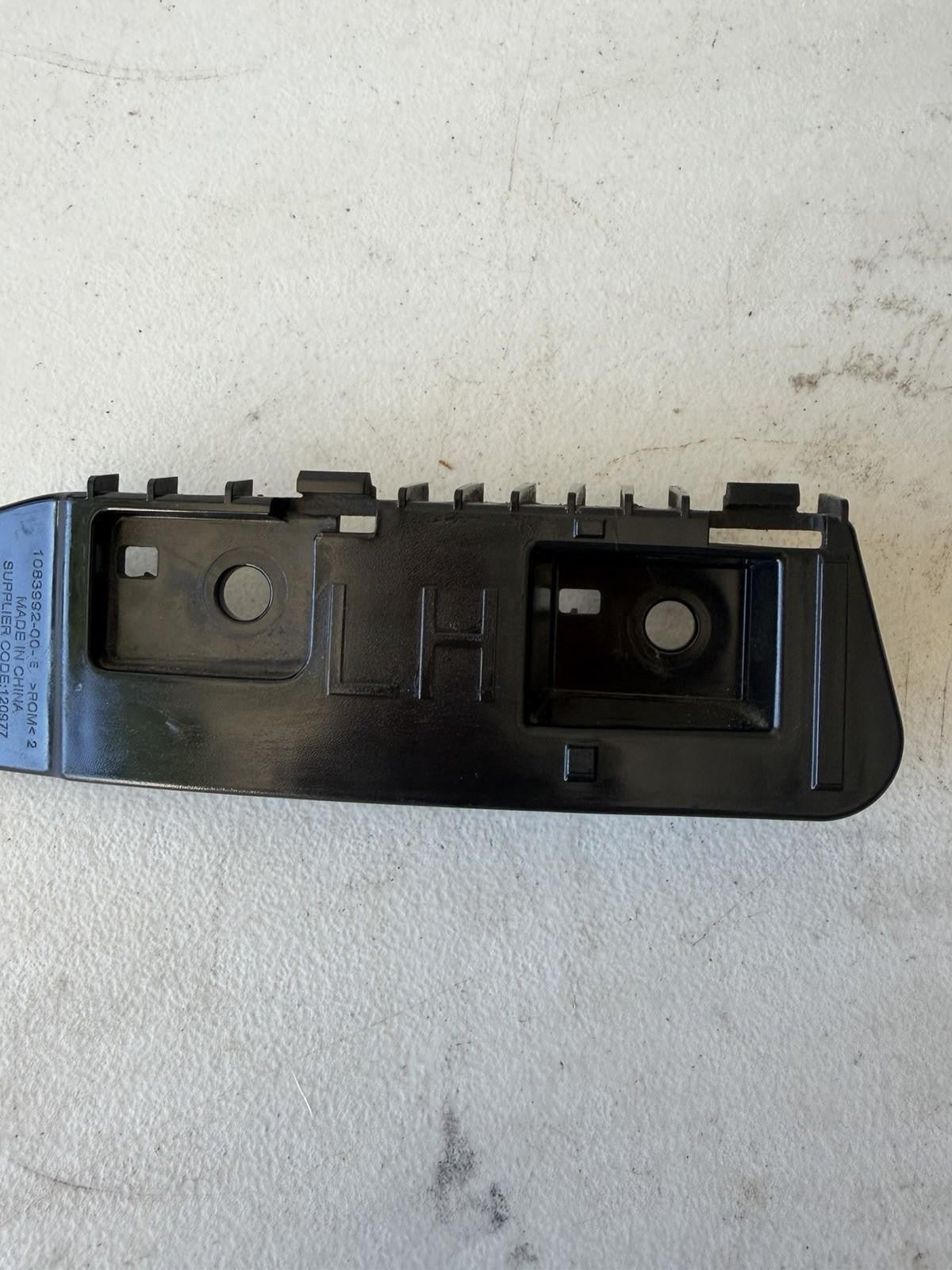 ♦️17–23 TESLA MODEL 3 REAR LEFT SIDE TAILLIGHT BUMPER BRACKET OEM, 1083992-00-E