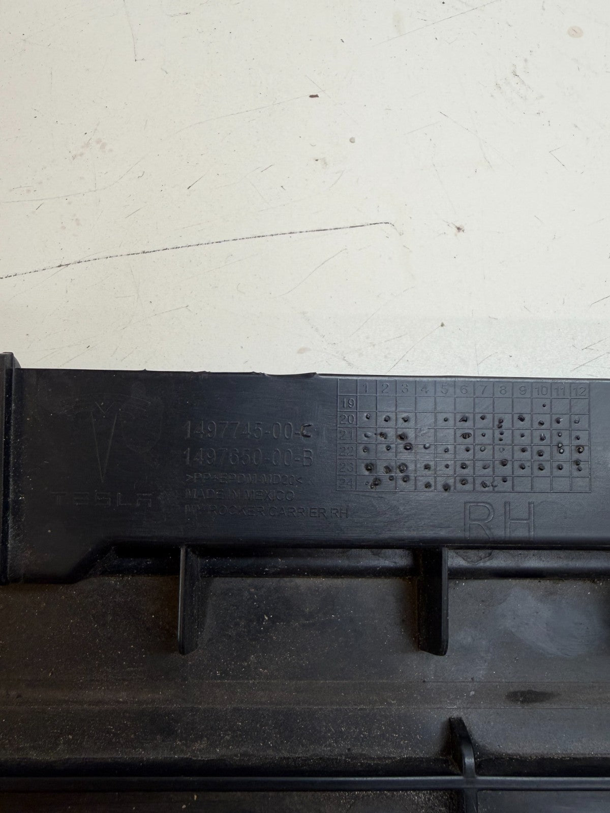 2020-24 TESLA MODEL Y RIGHT SIDE SKIRT ROCKER PANEL MOLDING CARRIER BRACKET