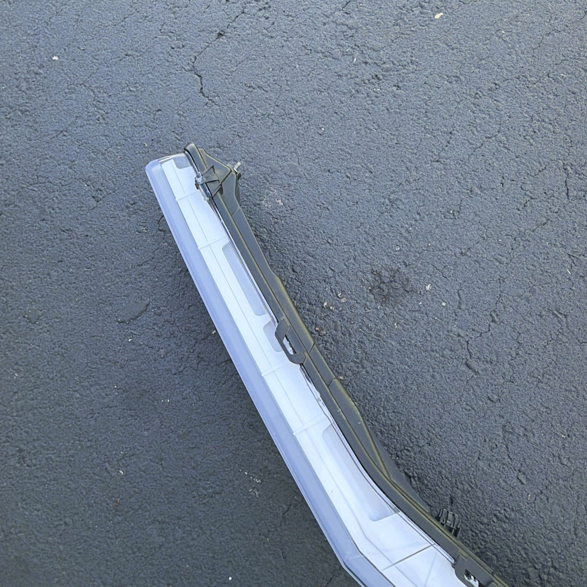 2024-2026 TESLA CYBERTRUCK FRONT CENTER DRL LIGHT LAMP BAR LED OEM 1806407-00-F