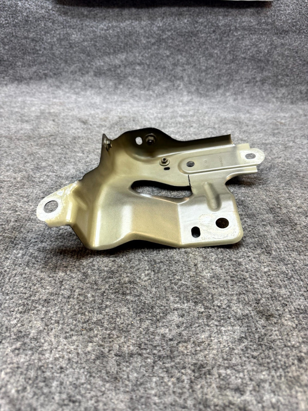 2020 - 2024 TESLA MODEL Y FRONT RIGHT SIDE FENDER BRACKET OEM, 1487492-00-A
