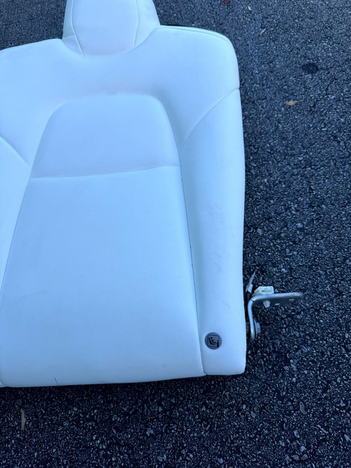 ♦️17 - 23 TESLA MODEL 3 REAR LEFT UPPER SEAT CUSION W/ ARMREST OEM, 1455035-00-C
