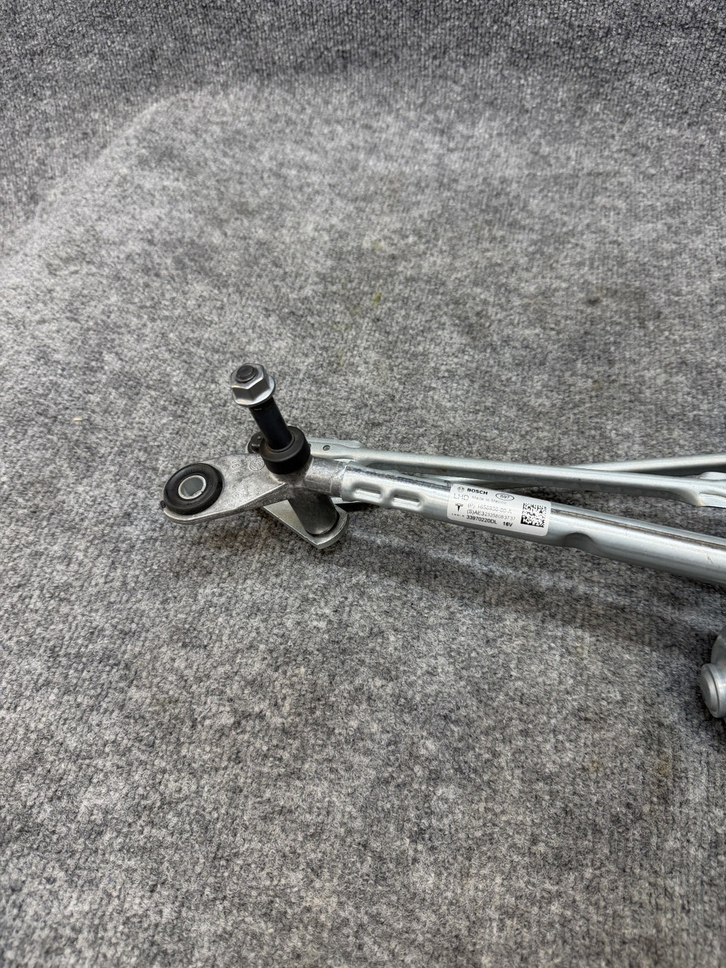 2017 - 2024 TESLA MODEL Y/3 WINDSHIELD WIPER LINKAGE W/ MOTOR OEM, 1658936-00-A