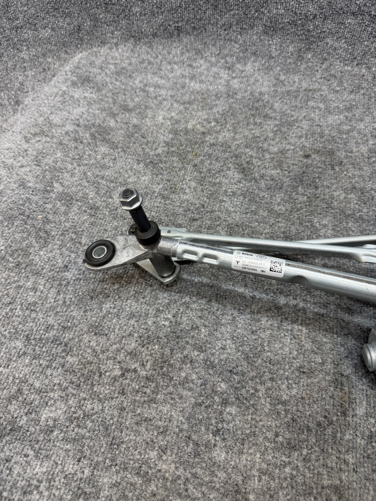 2017 - 2024 TESLA MODEL Y/3 WINDSHIELD WIPER LINKAGE W/ MOTOR OEM, 1658936-00-A