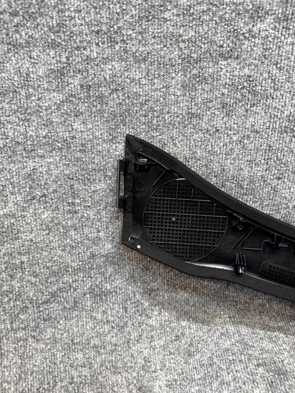 2020-2024 TESLA MODEL Y DASHBOARD DEFROSTER SPEAKER TRIM PANEL OEM, 1766372-00-A