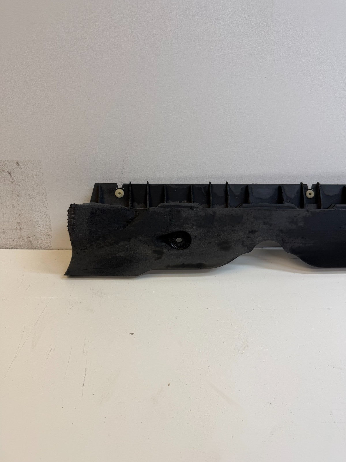 2020-24 TESLA MODEL Y RIGHT SIDE SKIRT ROCKER PANEL MOLDING CARRIER BRACKET
