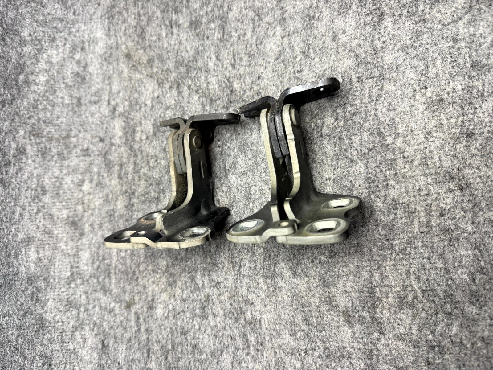 ♦️2017 – 2023 TESLA MODEL 3 FRONT LEFT DRIVER SIDE DOOR HINGE SET OEM, A046571