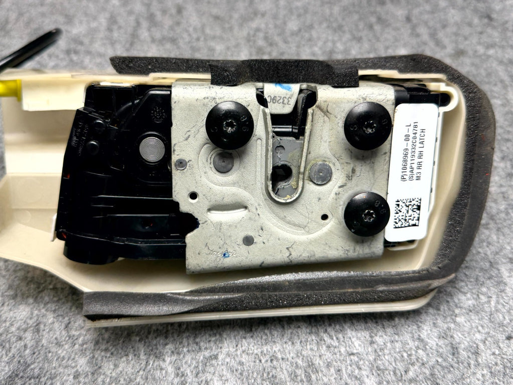 ♦️17-23 TESLA MODEL 3 REAR RIGHT PASS SIDE DOOR LOCK ACTUATOR OEM, 1068969-00-L