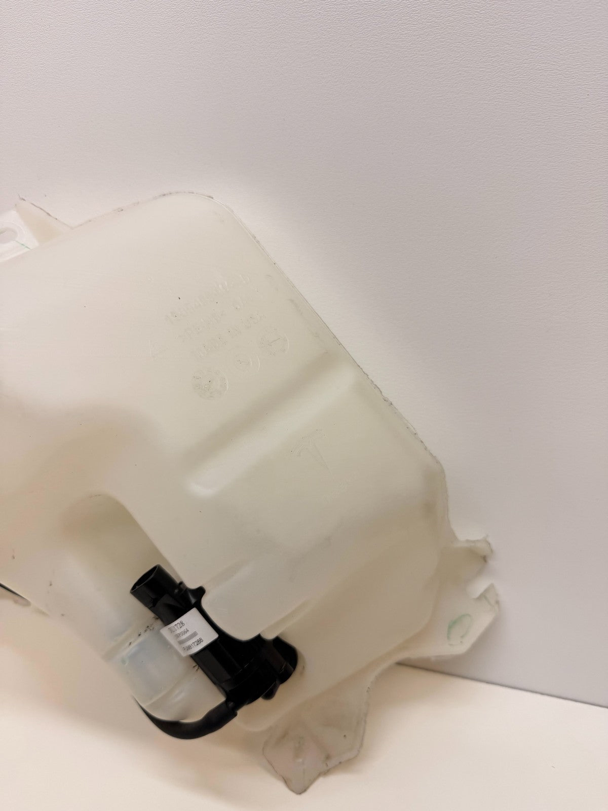 2012-2020 TESLA MODEL S WIPER WASHER RESERVOIR TANK BOTTLE 1005400-00-D