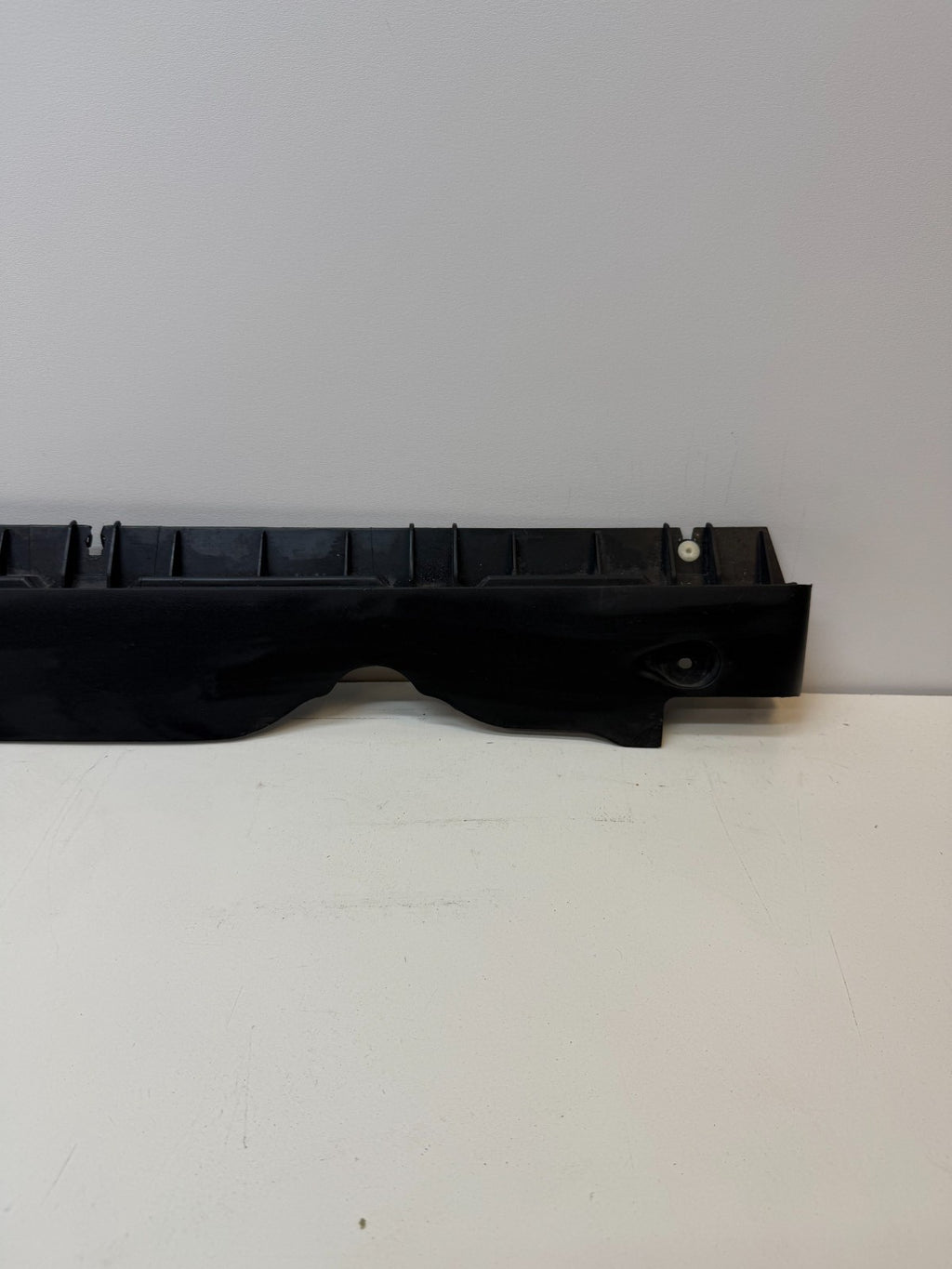 2020-24 TESLA MODEL Y RIGHT SIDE SKIRT ROCKER PANEL MOLDING CARRIER BRACKET