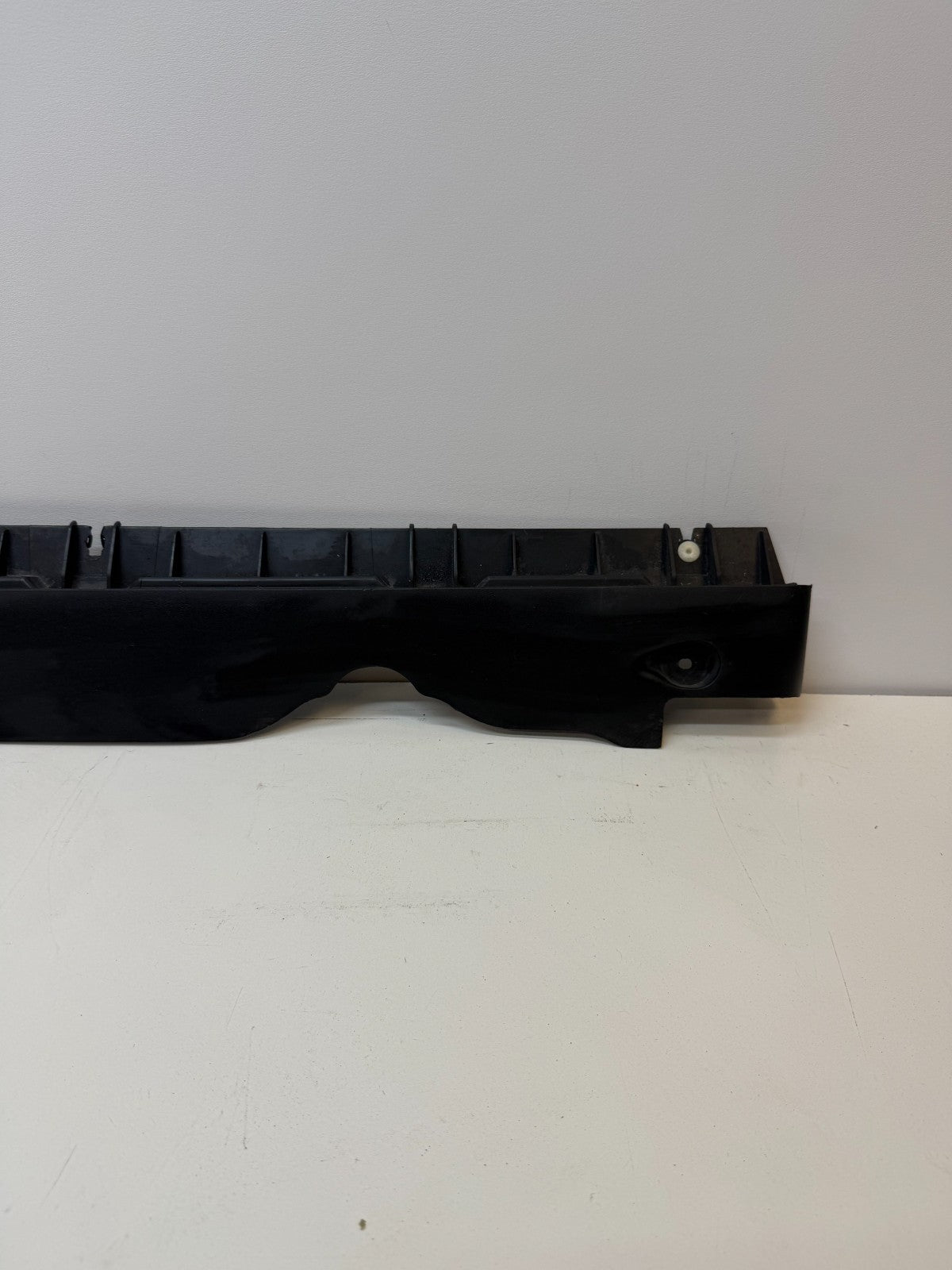 2020-24 TESLA MODEL Y RIGHT SIDE SKIRT ROCKER PANEL MOLDING CARRIER BRACKET