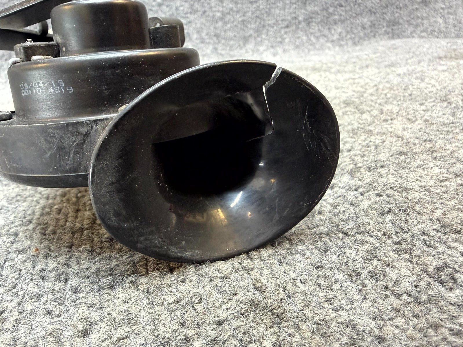 2020-2024 TESLA MODEL Y HIGH + LOW PITCH TONE HORN W/ BRACKET OEM, 1486943-00-A