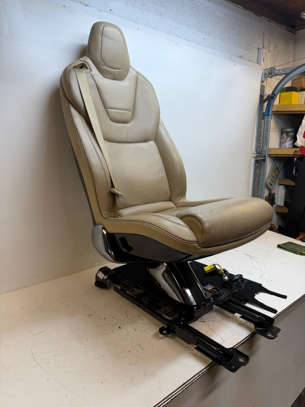 2016-20 Tesla Model X Rear Right 2nd Row Leather Complete Seat OEM 1059717-00-B