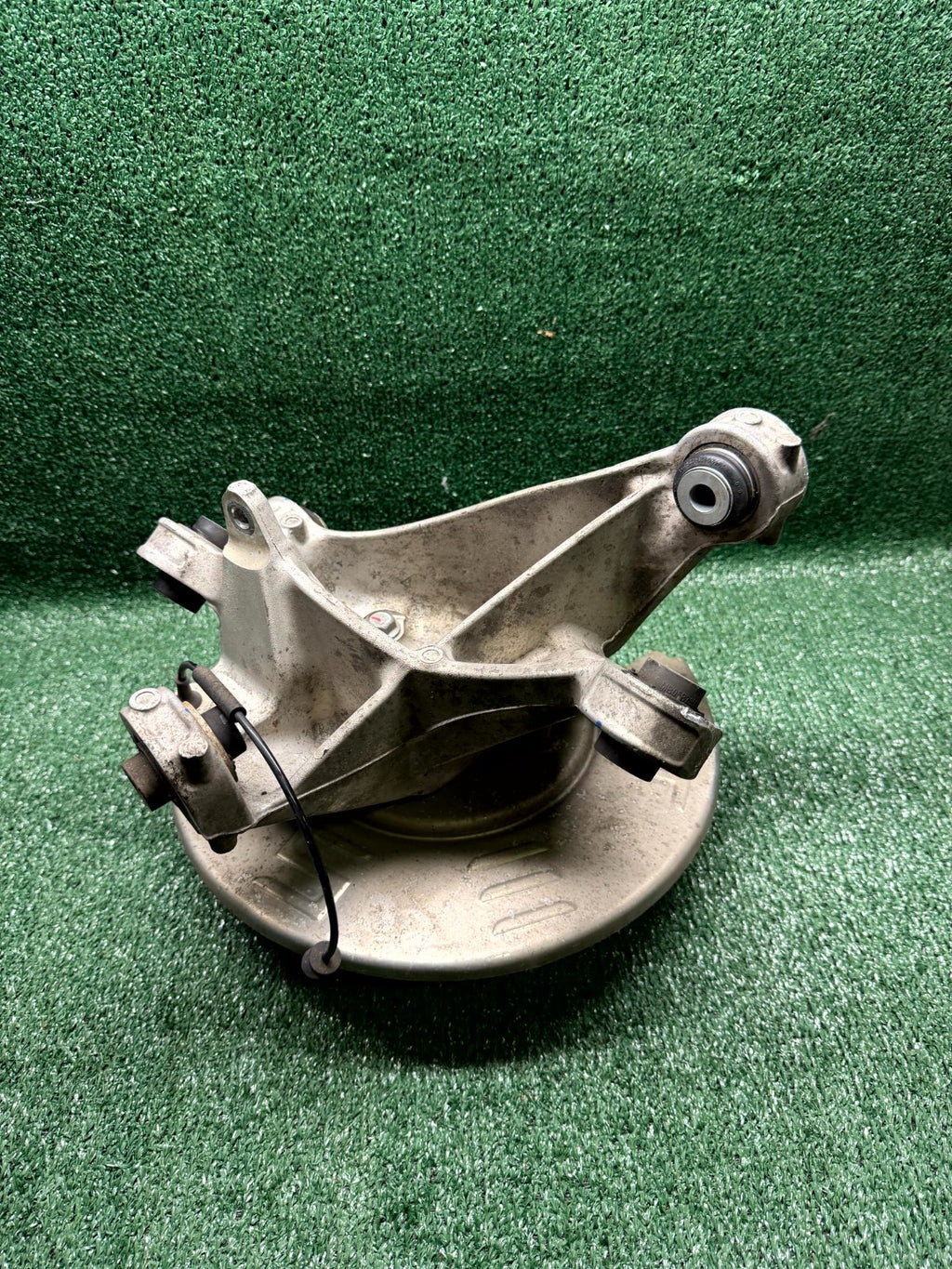 ♦️2020-2024 TESLA MODEL Y REAR RIGHT SIDE KNUCKLE SPINDLE HUB OEM, 1188416-00-F