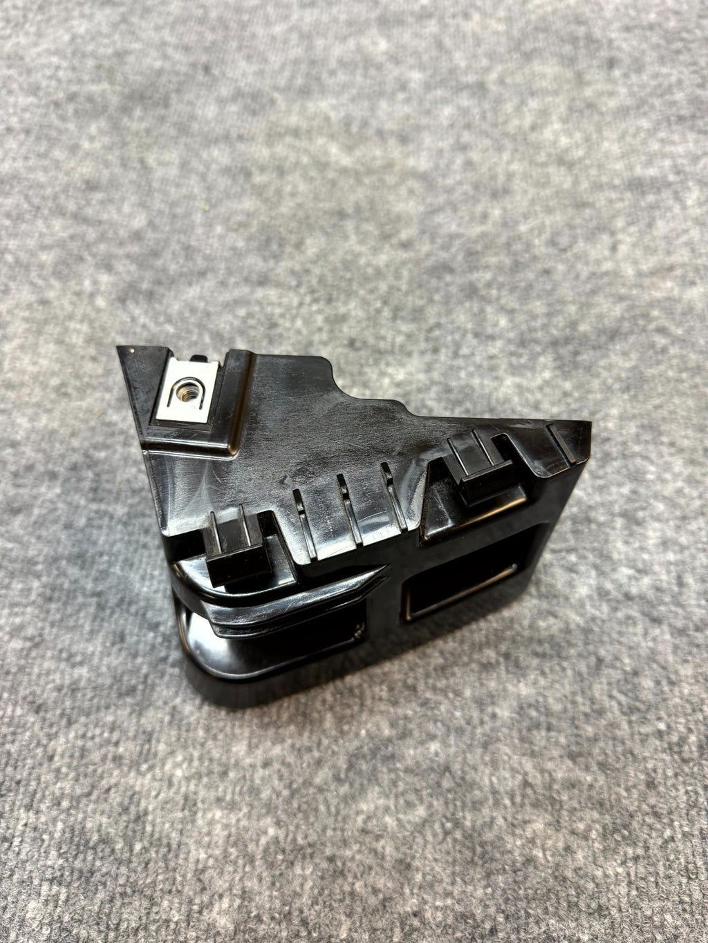 2020 - 2024 TESLA MODEL Y REAR RIGHT SIDE TAILLIGHT BRACKET OEM, 1494039-00-E