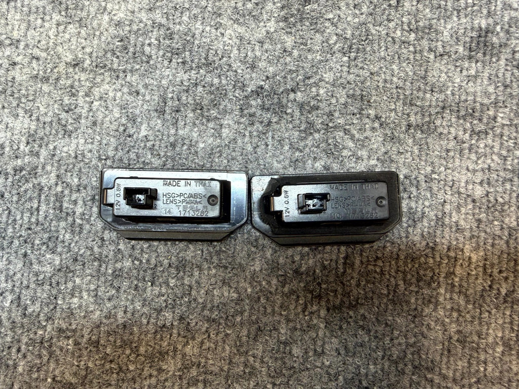 17 - 24 TESLA MODEL 3 Y REAR LEFT OR RIGHT LICENSE PLATE LIGHT OEM, 1713282-00-A