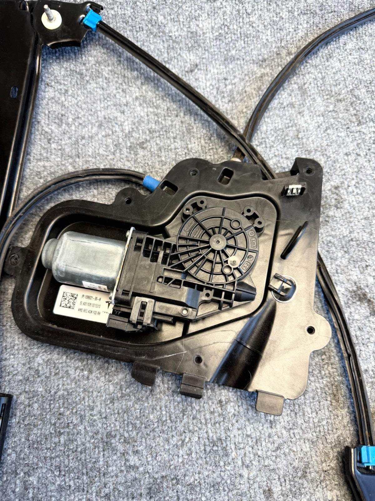 2017-2023 TESLA MODEL 3 FRONT RIGHT WINDOW REGULATOR W/ MOTOR OEM, 1096621-99-H