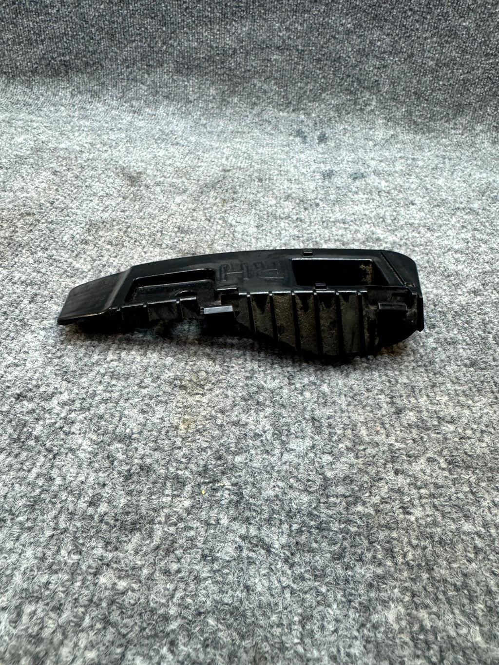 17 - 23 TESLA MODEL 3 REAR RIGHT SIDE TAILLIGHT MOUNT BRACKET OEM, 1083993-00-E