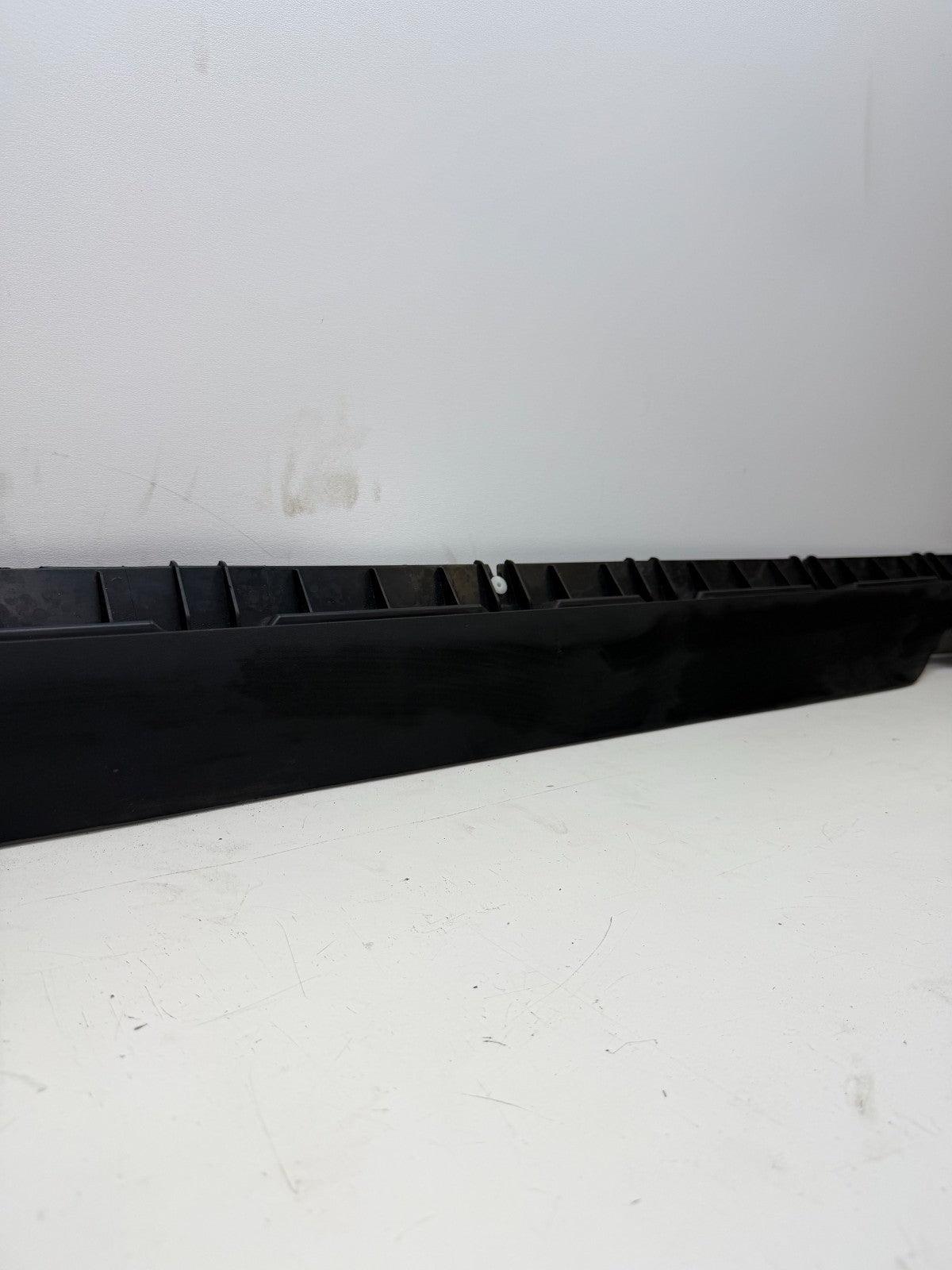 2020-24 TESLA MODEL Y RIGHT SIDE SKIRT ROCKER PANEL MOLDING CARRIER BRACKET