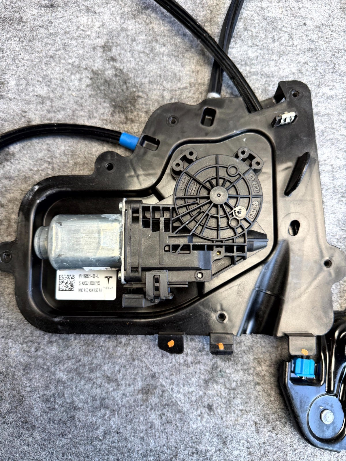 ♦️17-23 TESLA MODEL 3 FRONT RIGHT DOOR WINDOW REGULATOR W/ MOTOR OEM, 109662100L