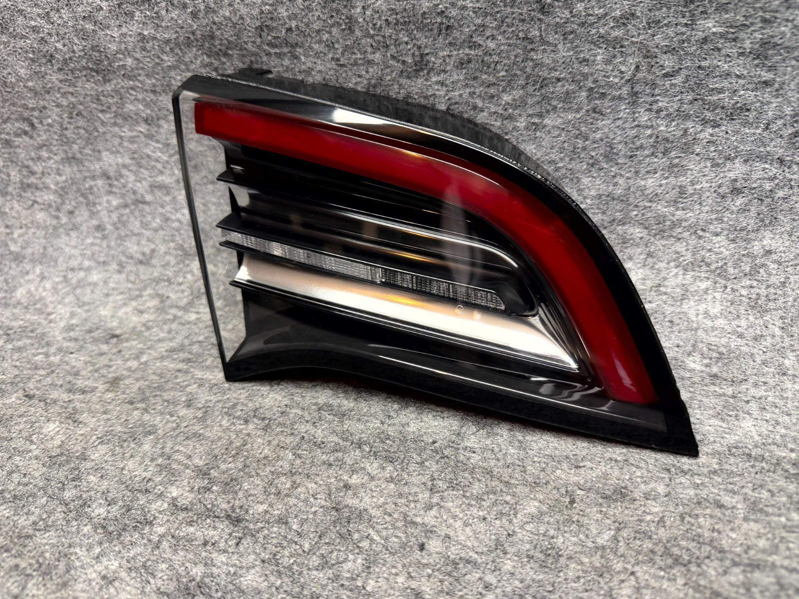 ♦️17-23 TESLA MODEL 3 REAR LEFT SIDE INNER TAILLIGHT LED LAMP OEM, 1077401 00 G