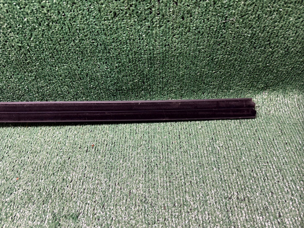 ♦️2020-2023 TESLA MODEL Y FRONT RIGHT DOOR WINDOW BELT MOLDING OEM, 1516943-00-A