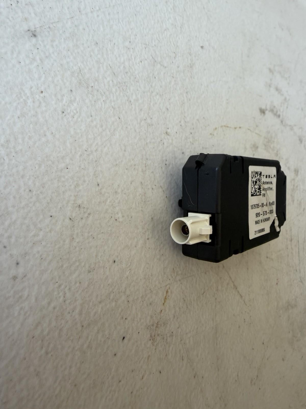 ♦️17–23 TESLA MODEL 3 REAR LEFT SIDE ANTENNA AMPLIFIER MODULE OEM, 1079735-00-A