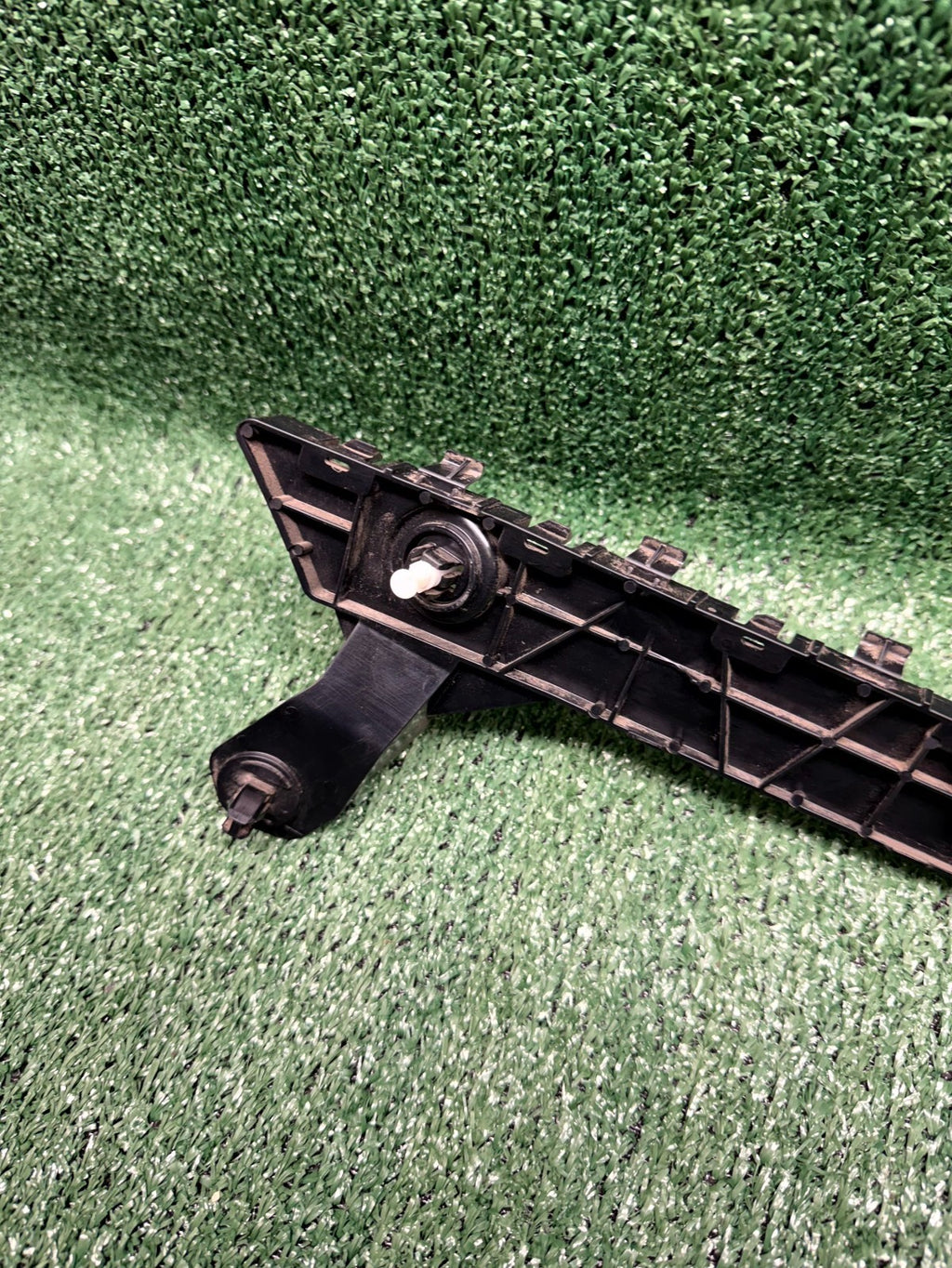♦️20-24 TESLA MODEL Y REAR RIGHT BUMPER RETAINER MOUNT BRACKET OEM, 1494037-00-A